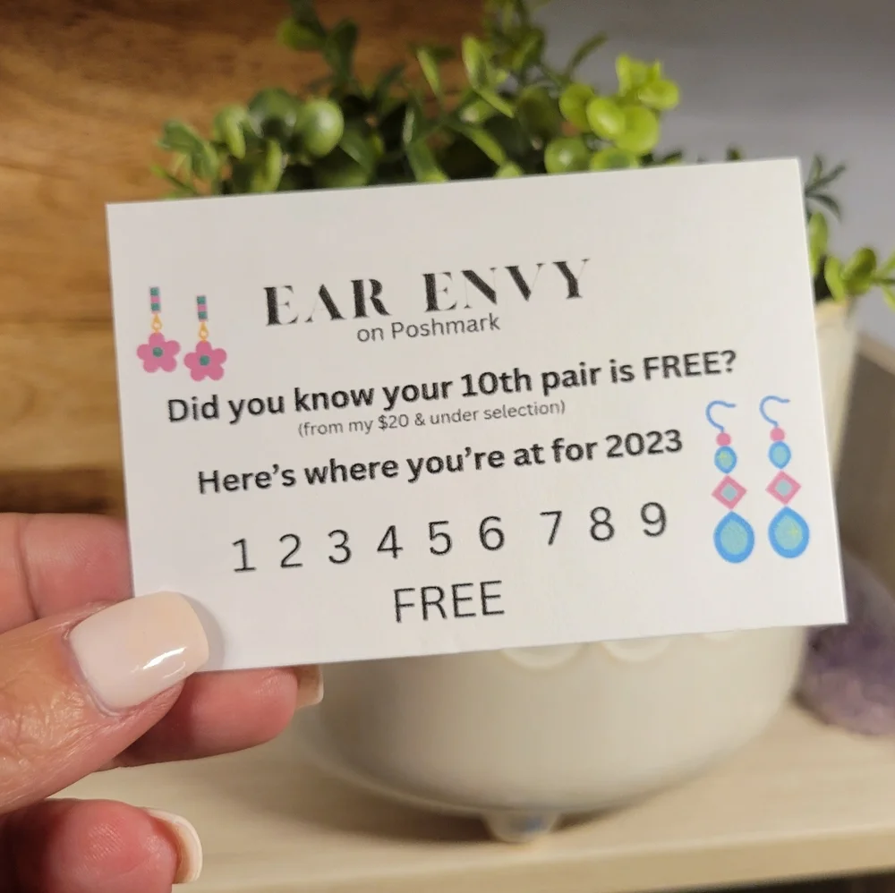 Pawprint Heart Stud Earrings, unisex - Picture 6 of 6